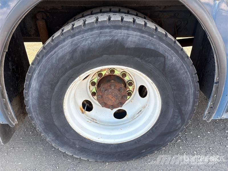 International 4400SBA Flakbilar/Pickuper