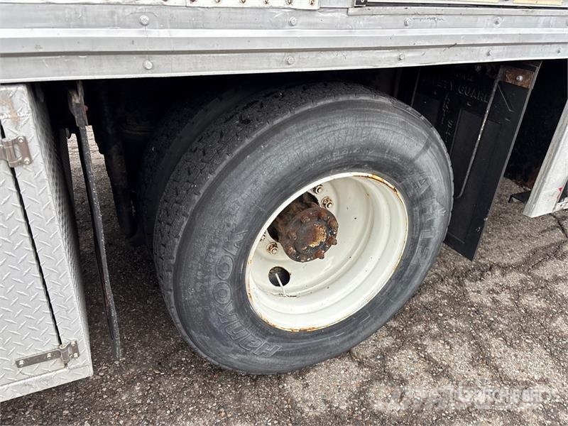 International 4400SBA 4x2 Extended Cab Utility Truck Пікапи / Бічне розвантаження