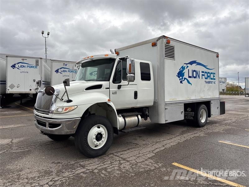 International 4400SBA 4x2 Extended Cab Utility Truck Пікапи / Бічне розвантаження