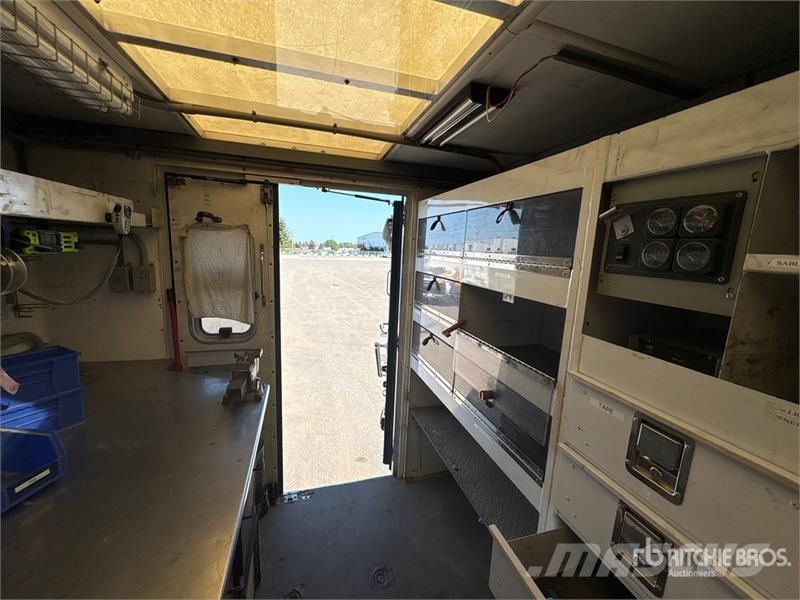 International 4400SBA Flakbilar/Pickuper