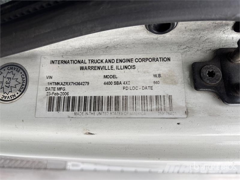 International 4400SBA 4x2 Extended Cab Utility Truck Пікапи / Бічне розвантаження