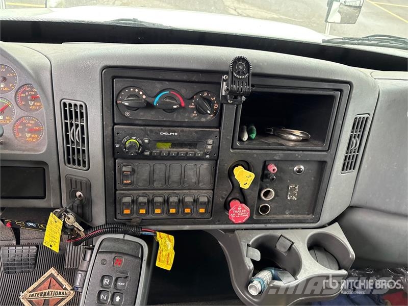 International 4400SBA 4x2 Extended Cab Utility Truck Пікапи / Бічне розвантаження