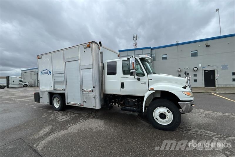 International 4400SBA 4x2 Extended Cab Utility Truck Пикапи