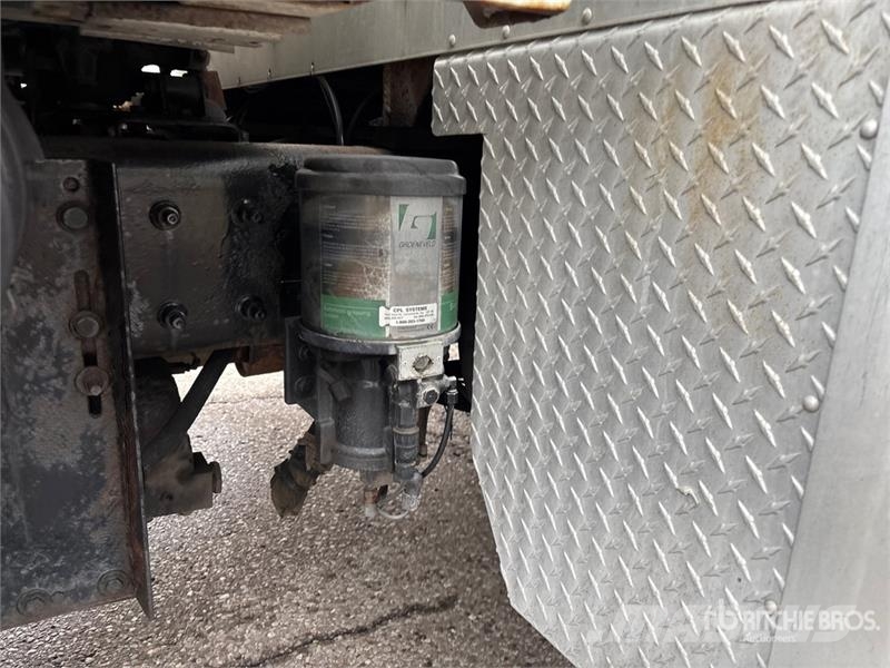 International 4400SBA 4x2 Extended Cab Utility Truck Пікапи / Бічне розвантаження