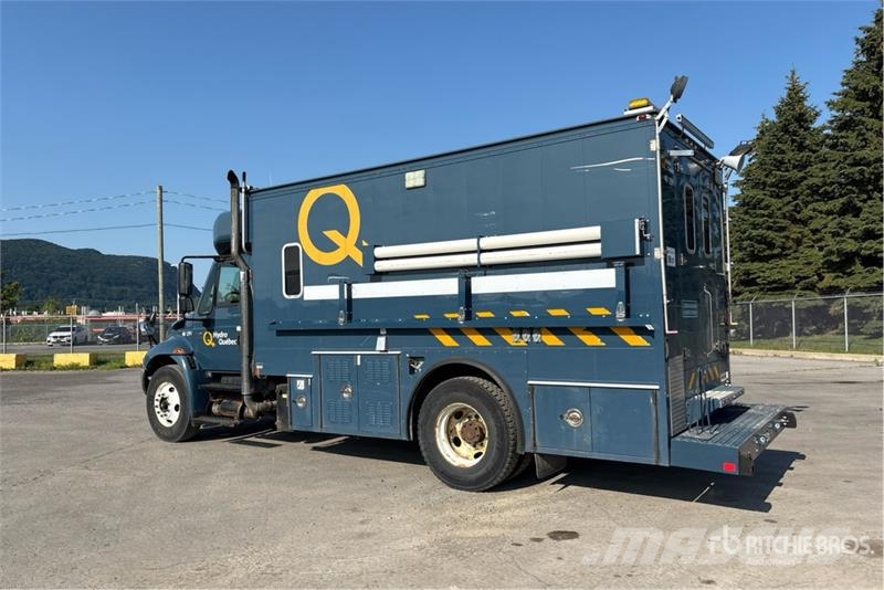 International 4400SBA Flakbilar/Pickuper