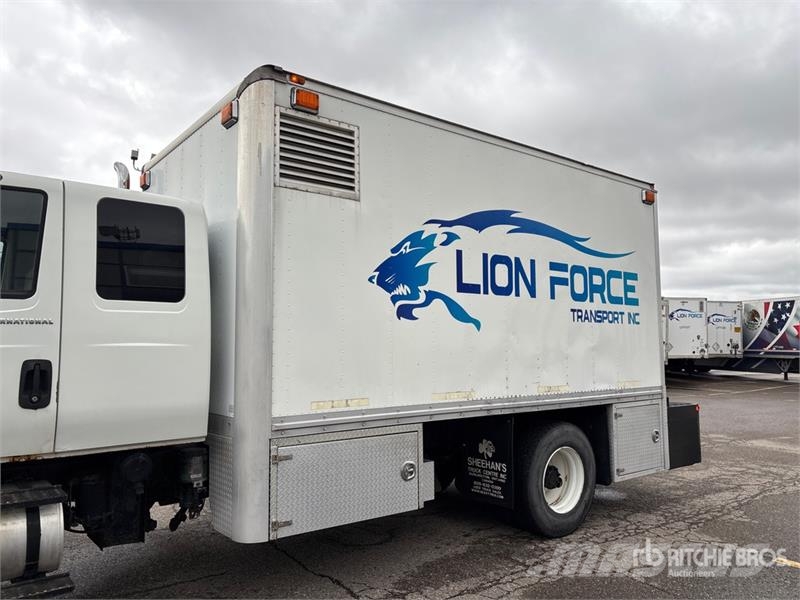 International 4400SBA 4x2 Extended Cab Utility Truck Пікапи / Бічне розвантаження