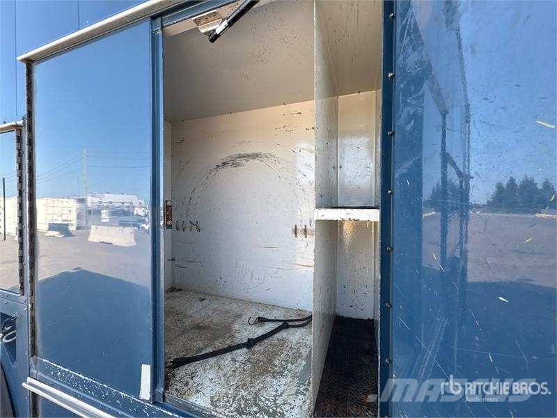 International 4400SBA Flakbilar/Pickuper