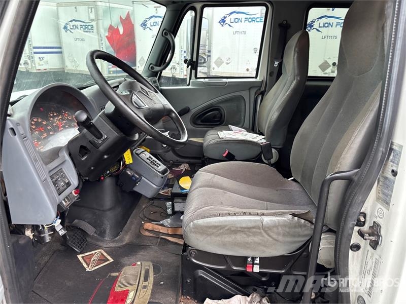 International 4400SBA 4x2 Extended Cab Utility Truck Пікапи / Бічне розвантаження