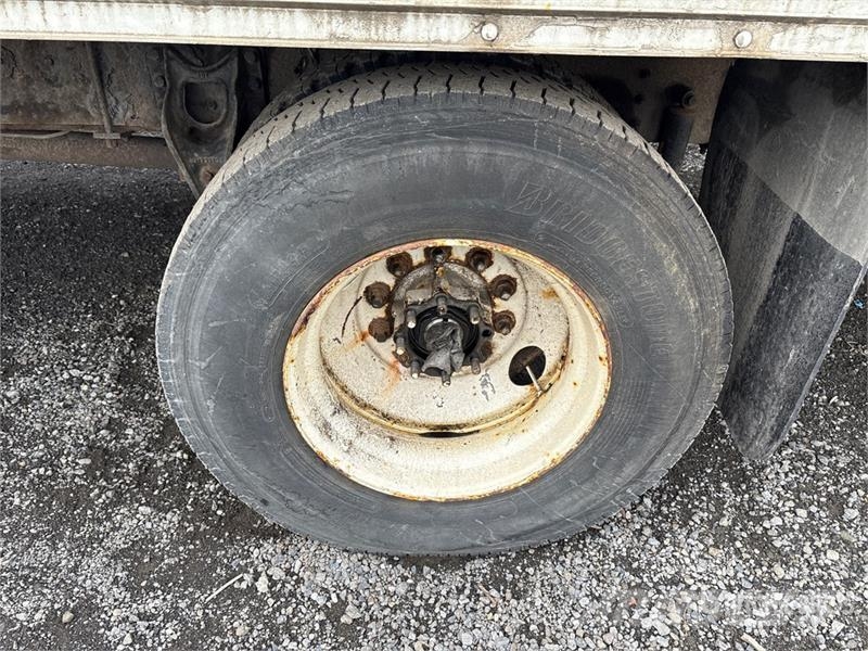 International 4700 شاحنات ذات هيكل صندوقي