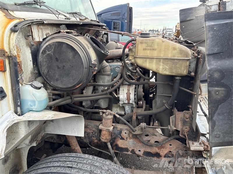 International 4700 شاحنات ذات هيكل صندوقي