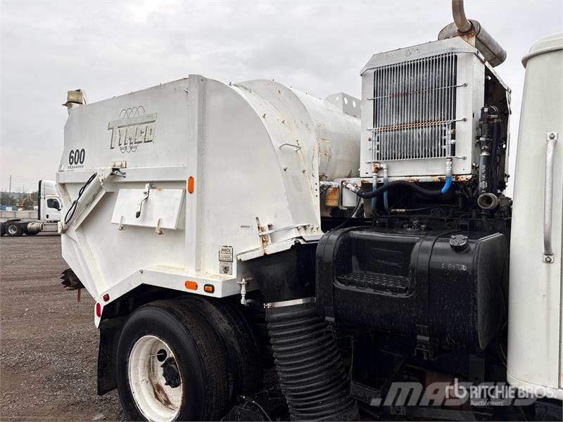 International 4700 Ielu tīrāmās mašīnas