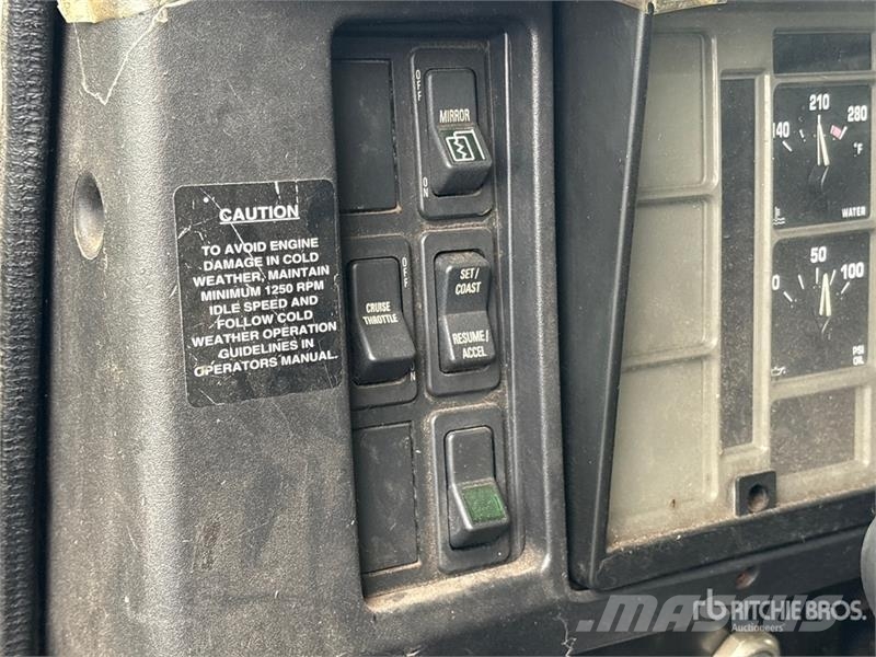 International 4700 شاحنات ذات هيكل صندوقي