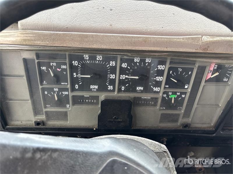 International 4700 شاحنات ذات هيكل صندوقي