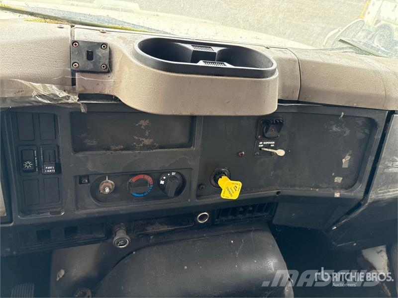 International 4700 شاحنات ذات هيكل صندوقي