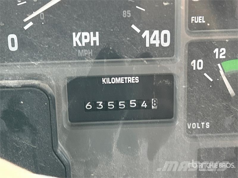 International 4900 Cabinas