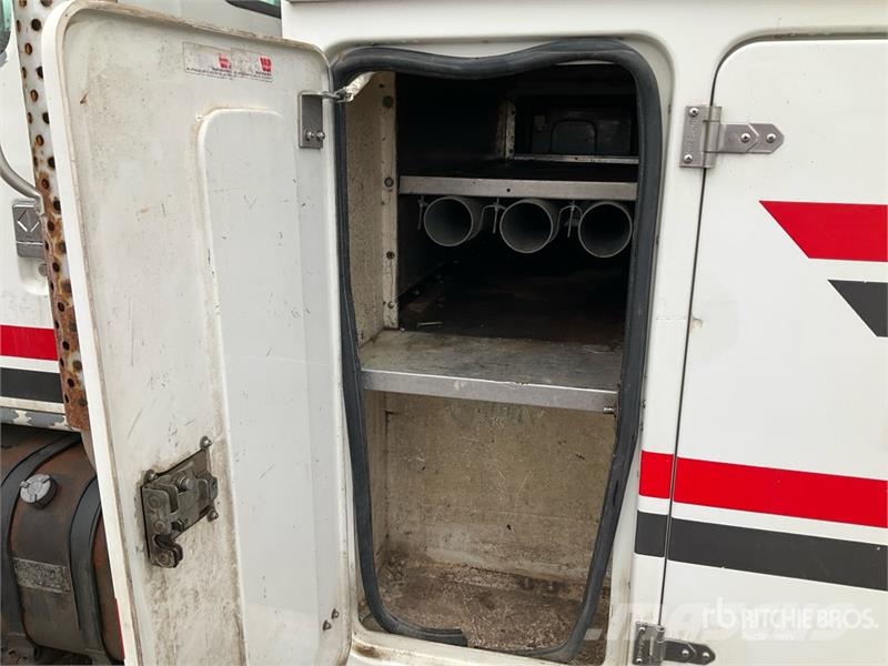 International 4900 Teherautóra szerelt emelők és állványok