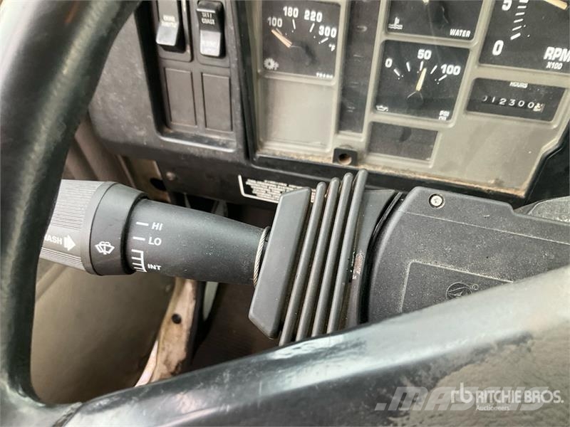 International 4900 Teherautóra szerelt emelők és állványok