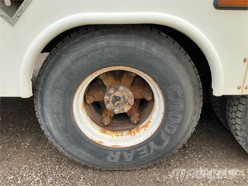 International 4900 Teherautóra szerelt emelők és állványok