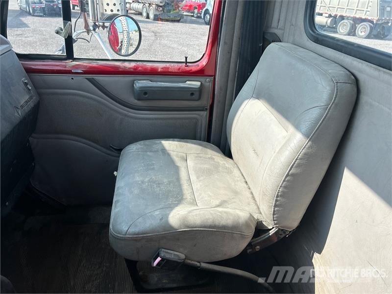 International 4900 Cabinas
