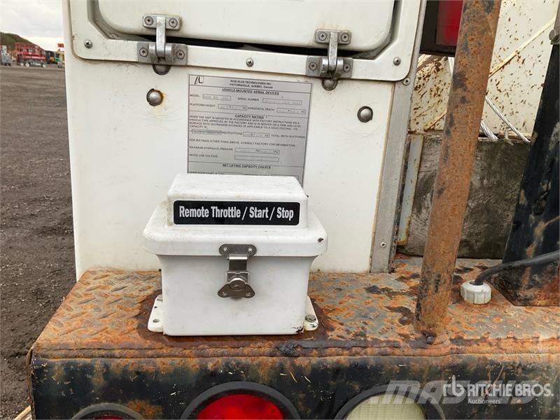 International 4900 Teherautóra szerelt emelők és állványok
