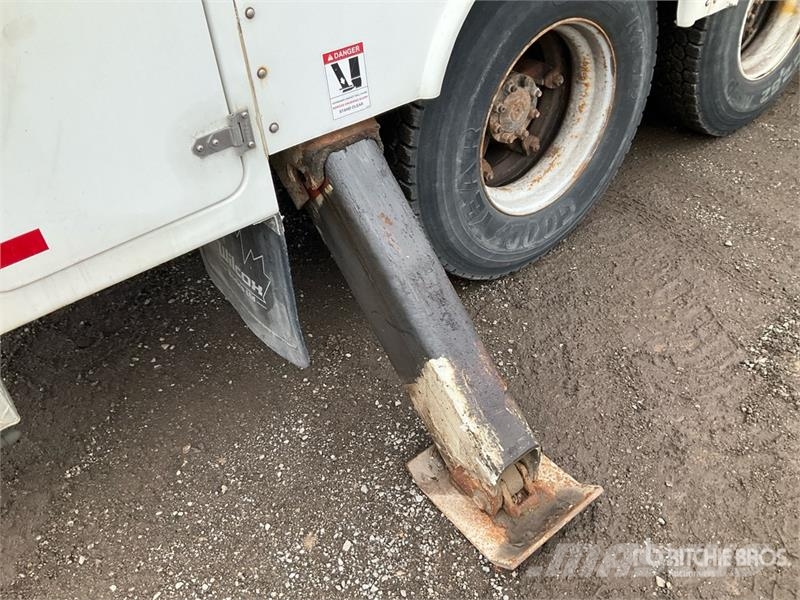 International 4900 Teherautóra szerelt emelők és állványok