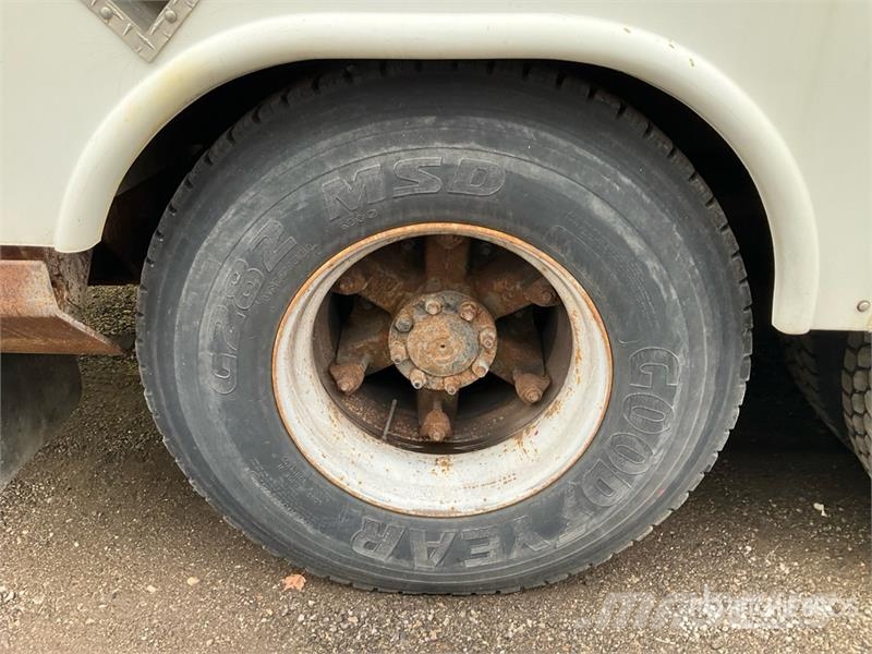 International 4900 Teherautóra szerelt emelők és állványok