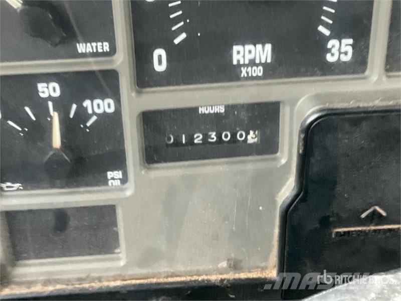 International 4900 Teherautóra szerelt emelők és állványok