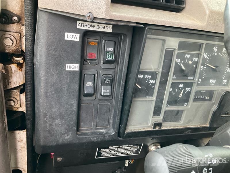 International 4900 Teherautóra szerelt emelők és állványok