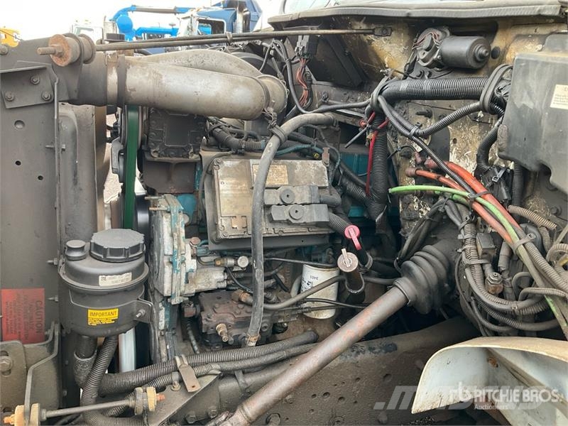 International 4900 Teherautóra szerelt emelők és állványok