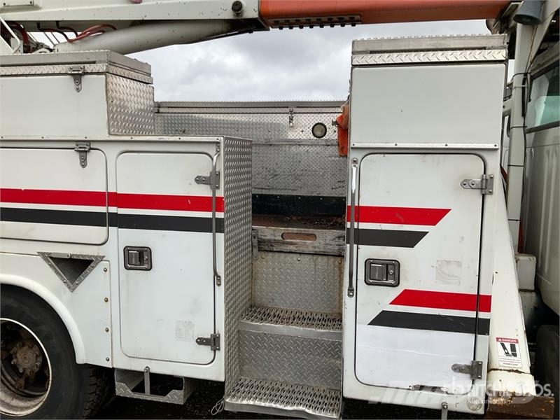 International 4900 Teherautóra szerelt emelők és állványok
