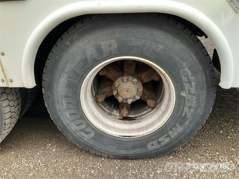 International 4900 Teherautóra szerelt emelők és állványok
