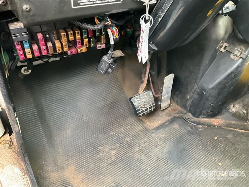 International 4900 Teherautóra szerelt emelők és állványok