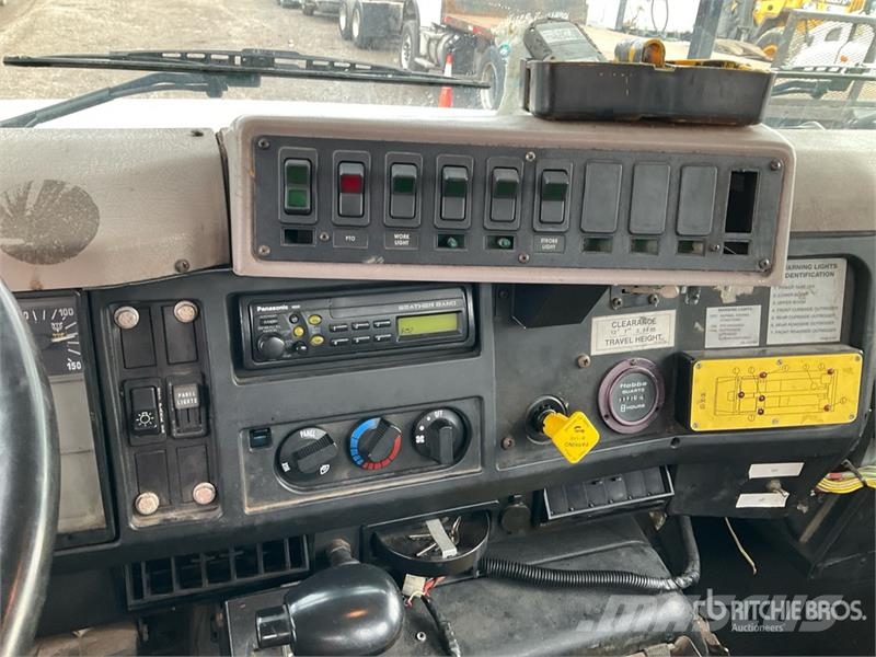 International 4900 Teherautóra szerelt emelők és állványok