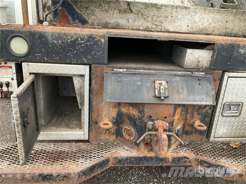 International 4900 Teherautóra szerelt emelők és állványok