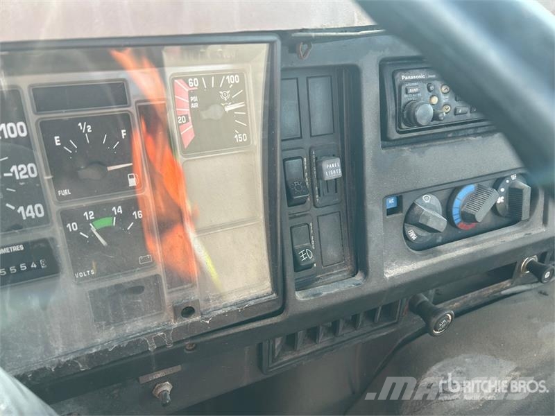 International 4900 Cabinas