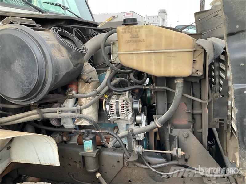 International 4900 Teherautóra szerelt emelők és állványok