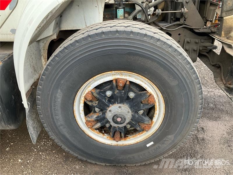 International 4900 Teherautóra szerelt emelők és állványok