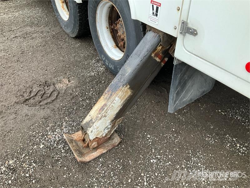 International 4900 Teherautóra szerelt emelők és állványok