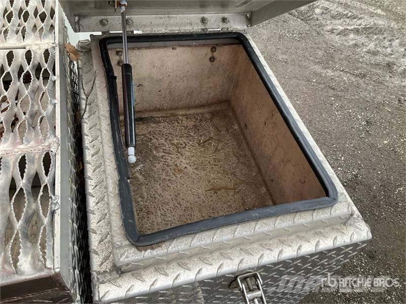 International 4900 Teherautóra szerelt emelők és állványok