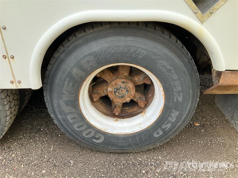 International 4900 Teherautóra szerelt emelők és állványok