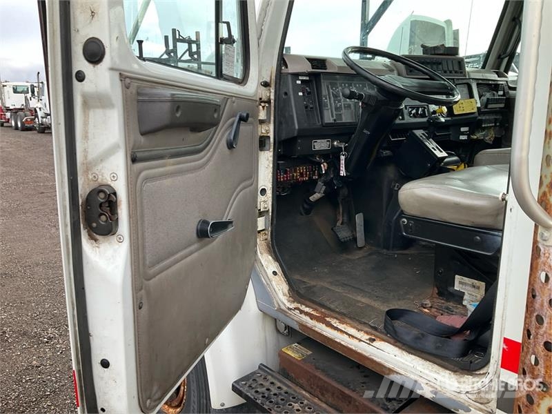International 4900 Teherautóra szerelt emelők és állványok