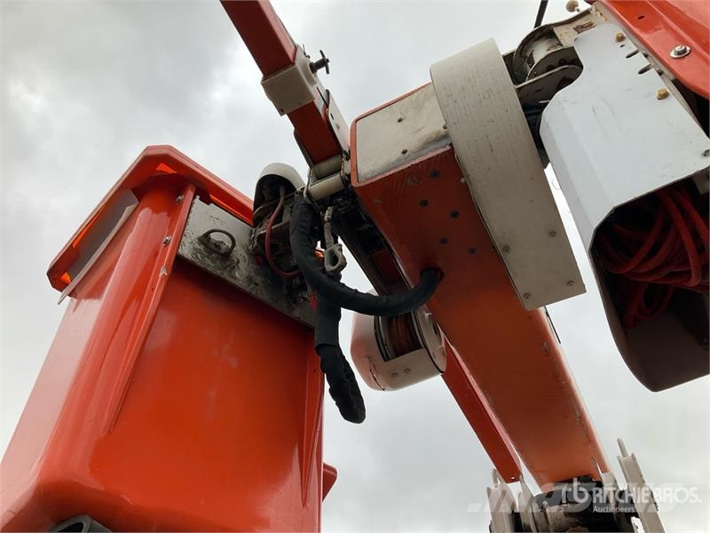 International 4900 Teherautóra szerelt emelők és állványok