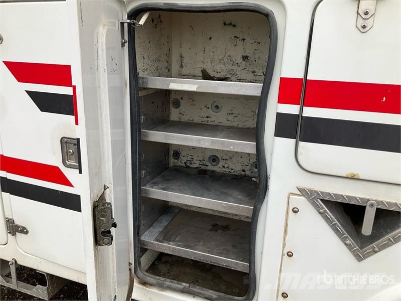 International 4900 Teherautóra szerelt emelők és állványok