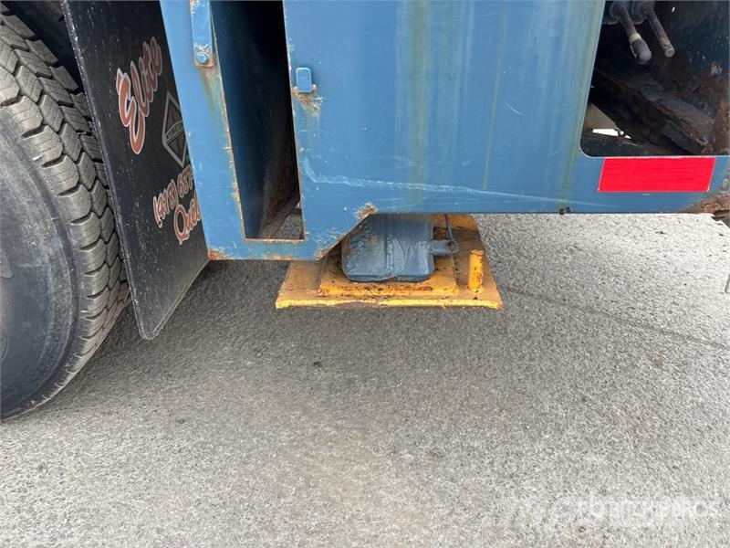 International 4900 Mobile drill rig trucks