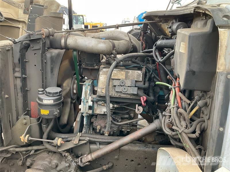 International 4900 Teherautóra szerelt emelők és állványok