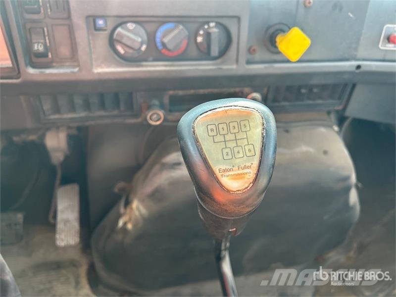 International 4900 Cabinas