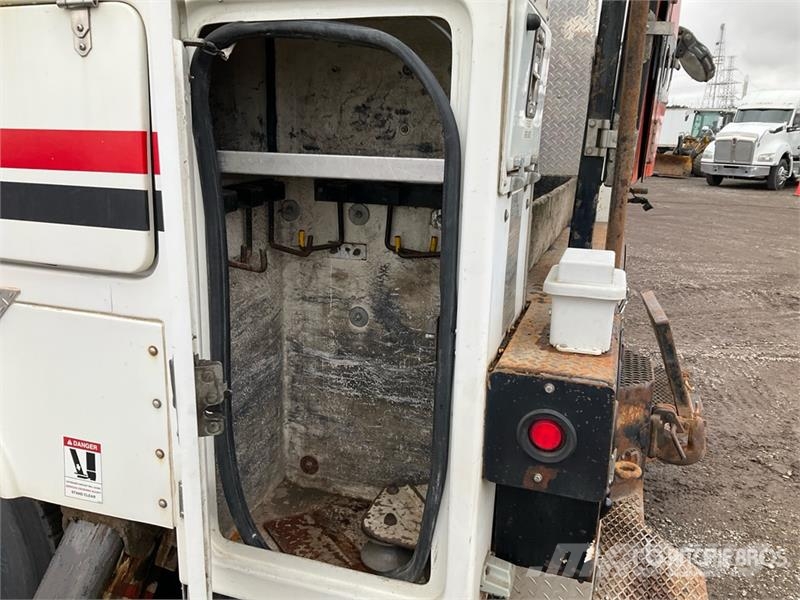 International 4900 Teherautóra szerelt emelők és állványok