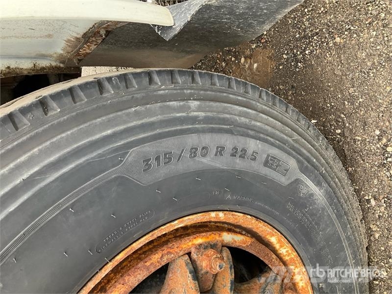 International 4900 Teherautóra szerelt emelők és állványok