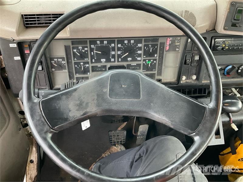 International 4900 Teherautóra szerelt emelők és állványok