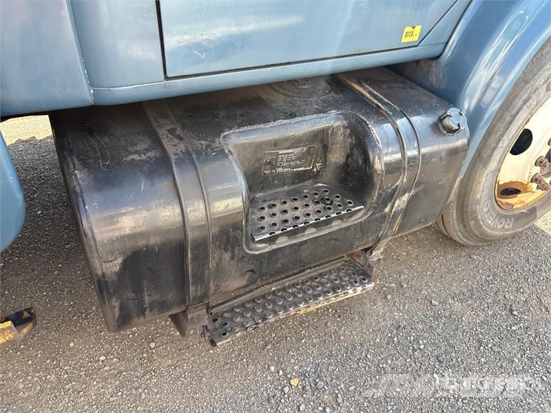 International 4900 卡車裝載高空作業車
